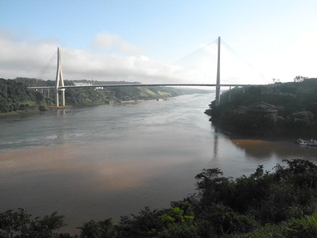 Die Brücke über den Rio Paraná zwischen Brasilien und Paraguay