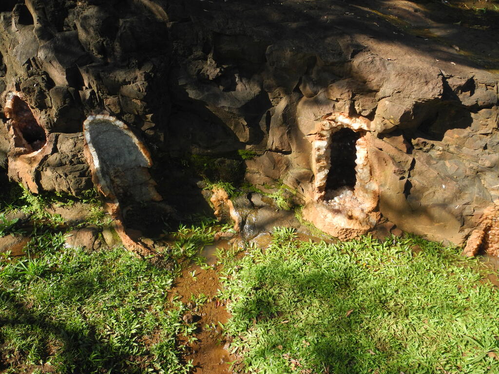 Große Quarz Geoden im Schaubereich der Mina Santa Catalina