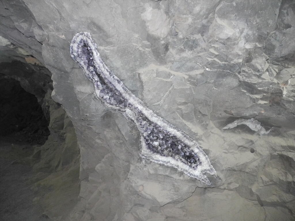 Amethyst Geode im Untertage-Bereich der Mina Tierra Colorada 