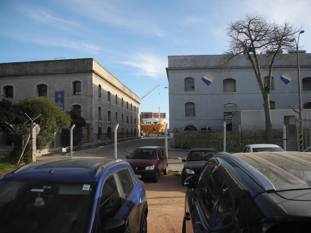 Der Bug der Grande Amburgo im Hafen zwischen den Gebäuden