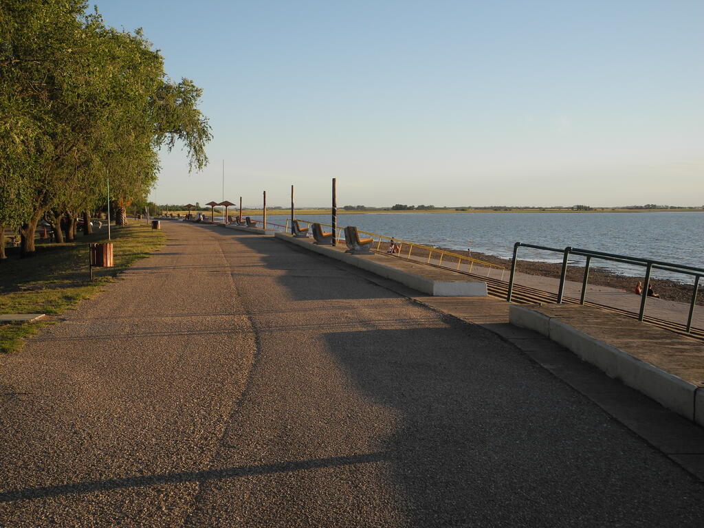 Camping Municipal Guamini, Uferpromenade am See