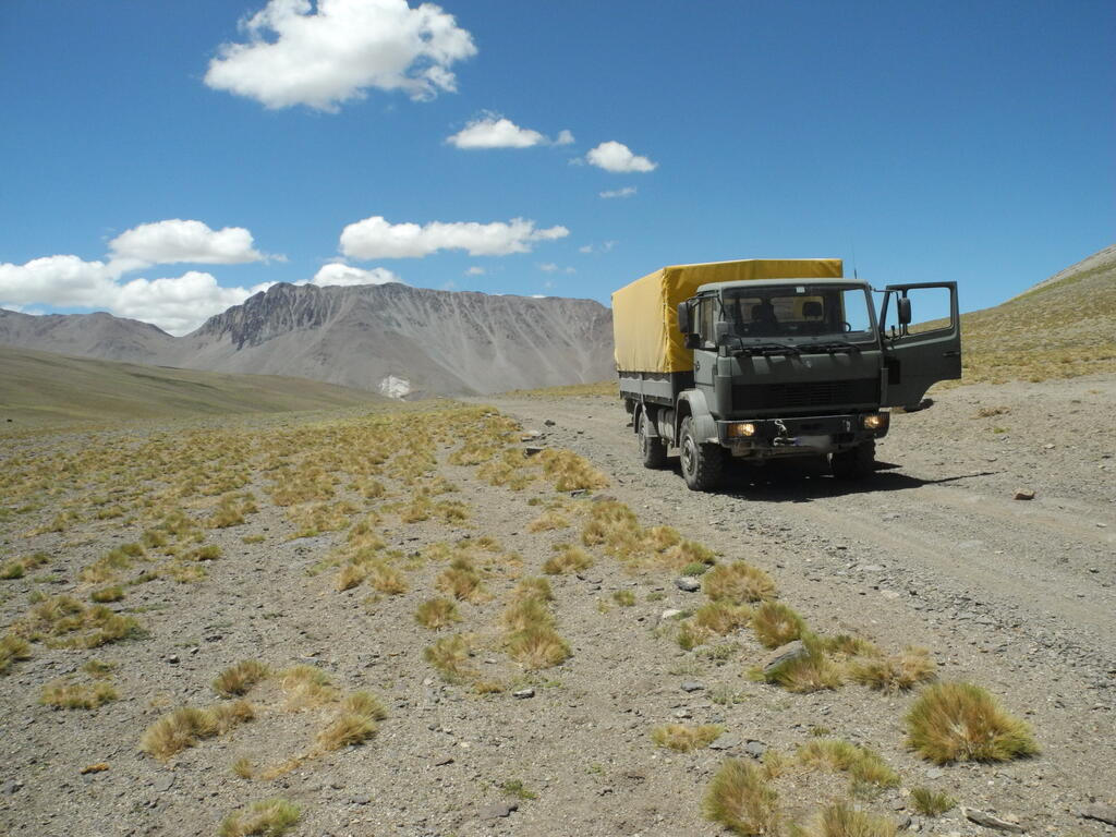 Der LKW am höchsten Punkt der Straße auf etwas über 2800m