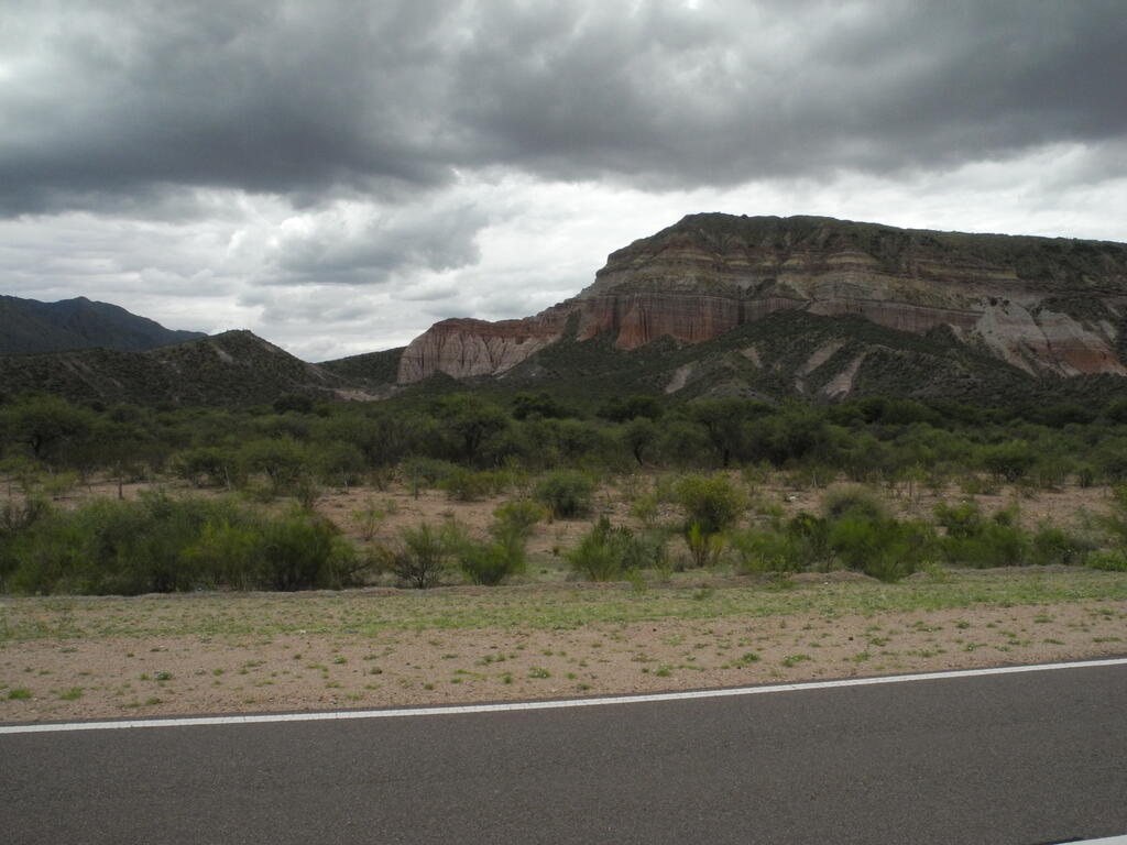 RN150 zwischen Huaco und Patquia, Felsformationen