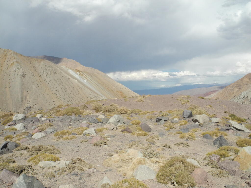 Dunkle Wolken über dem Tal