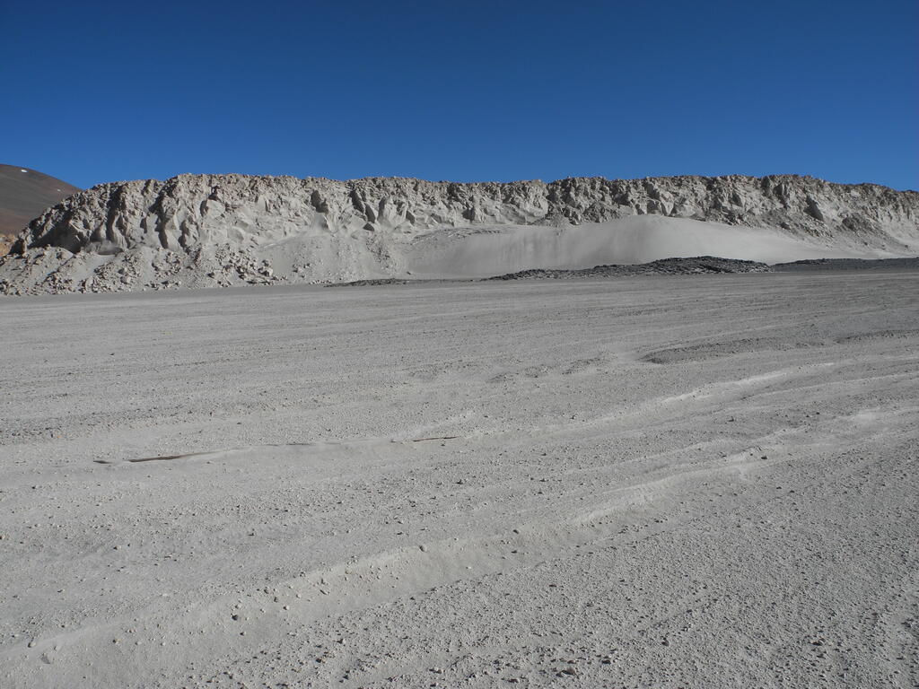 Eisreste unter dem Sand