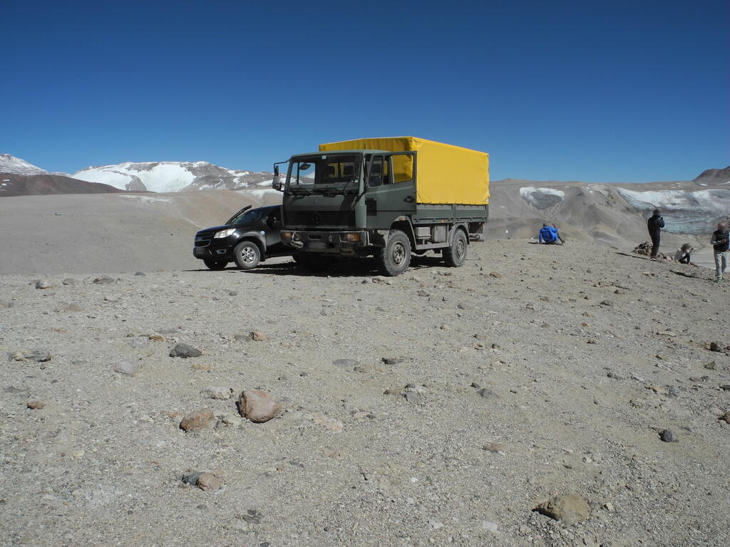 Nochmal die Fahrzeuge am Aussichtspunkt