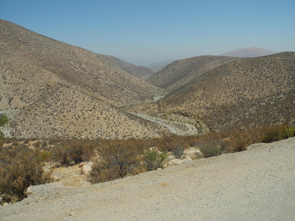 Die alte Eisenbahnlinie Linea Central Norte im Tal bei Almirante Latorre