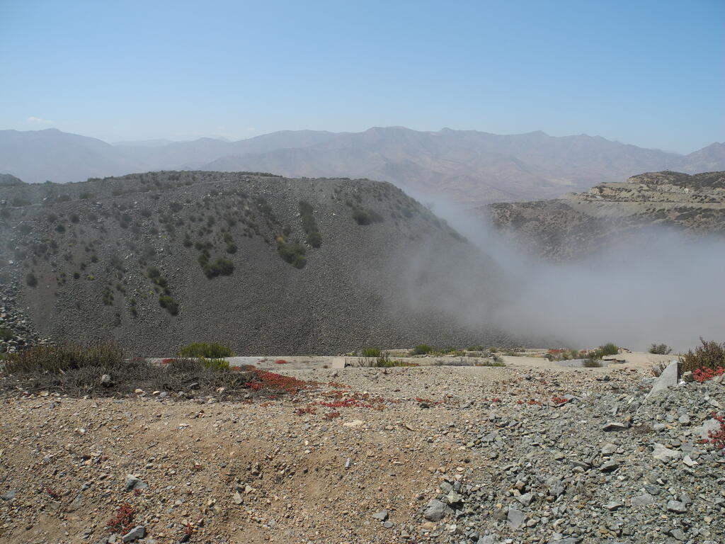 Abraumhalde im Nebel