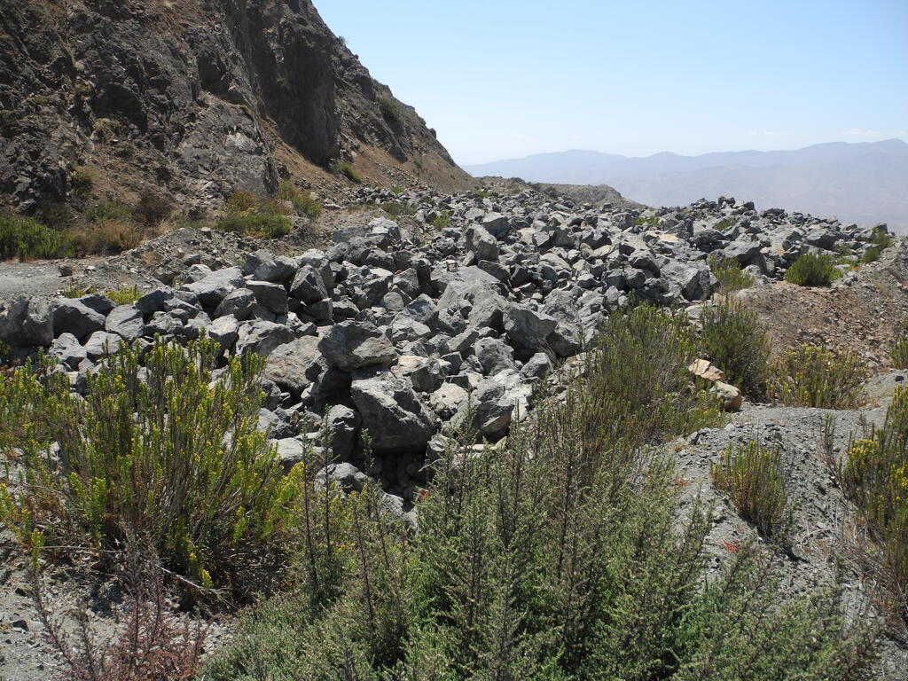Halde mit Blöcken, die Erzreste enthalten