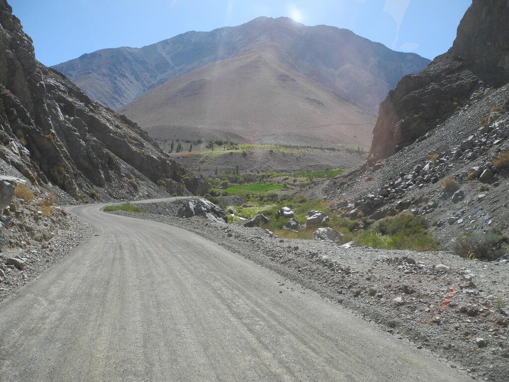 Die Straße C-489 im Tal des Rio del Carmen