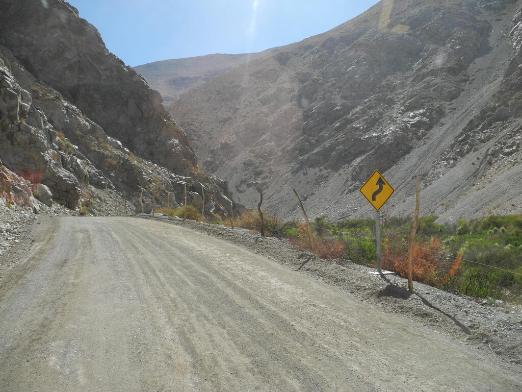 Die Straße C-489 im Tal des Rio del Carmen