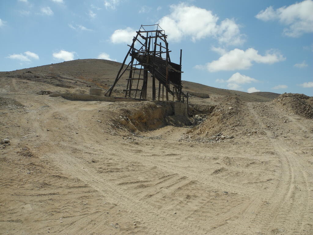 Schacht einer alten Grube an der Straße C-416