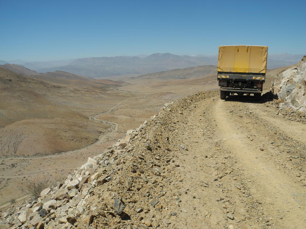 Die Straße ist schmal im Hang