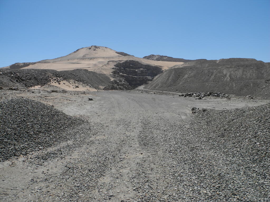 Blick auf eine alte Grube an der Straße C-327