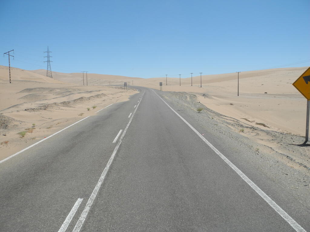 Sand weht über die Straße C-351