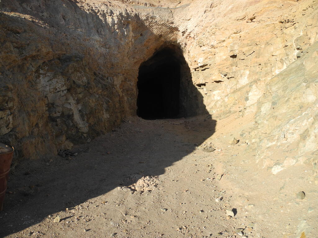 Großer Stollen in die Grube