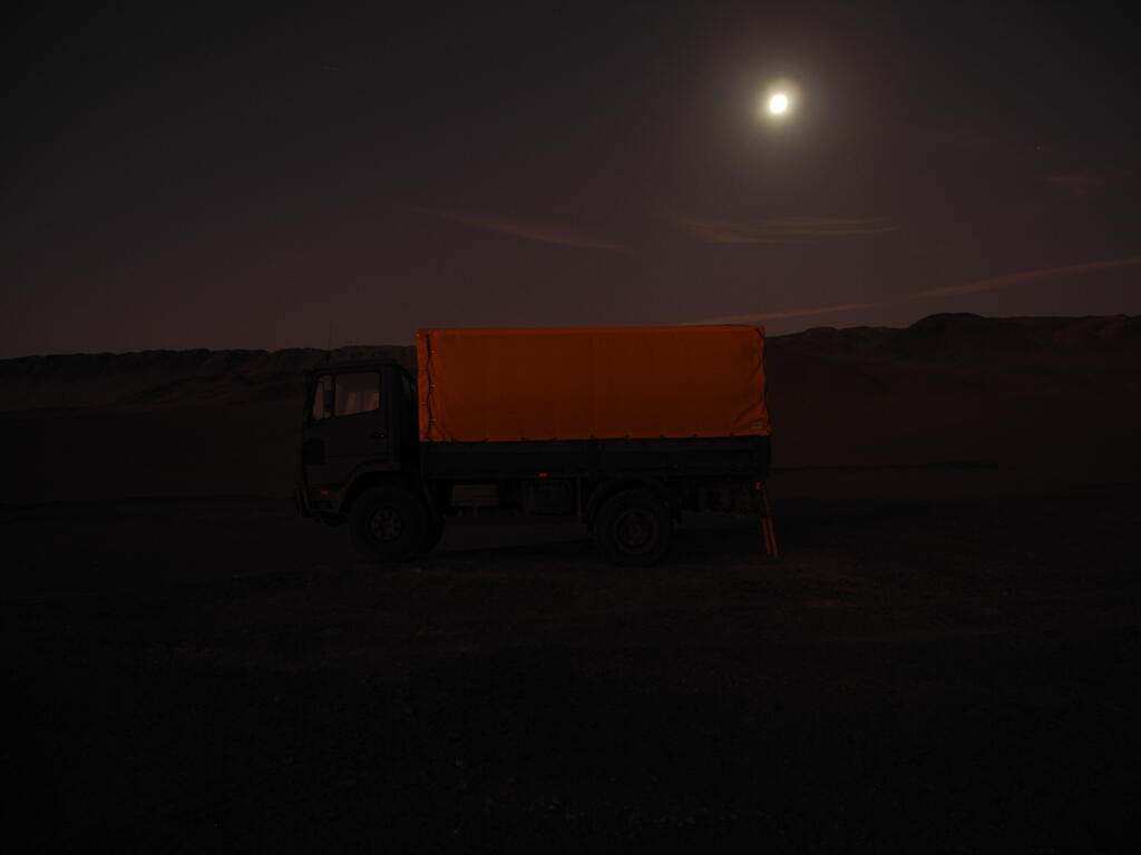 Der Mond über dem LKW