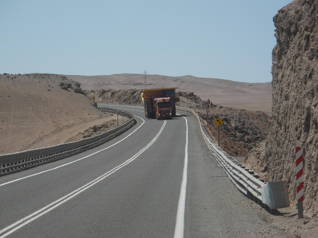 Schwertransport mit großem Muldenkipper im Gegenverkehr
