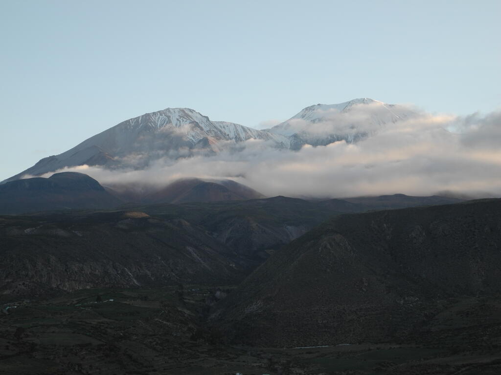 Vulkan Taapacá fast frei von Wolken