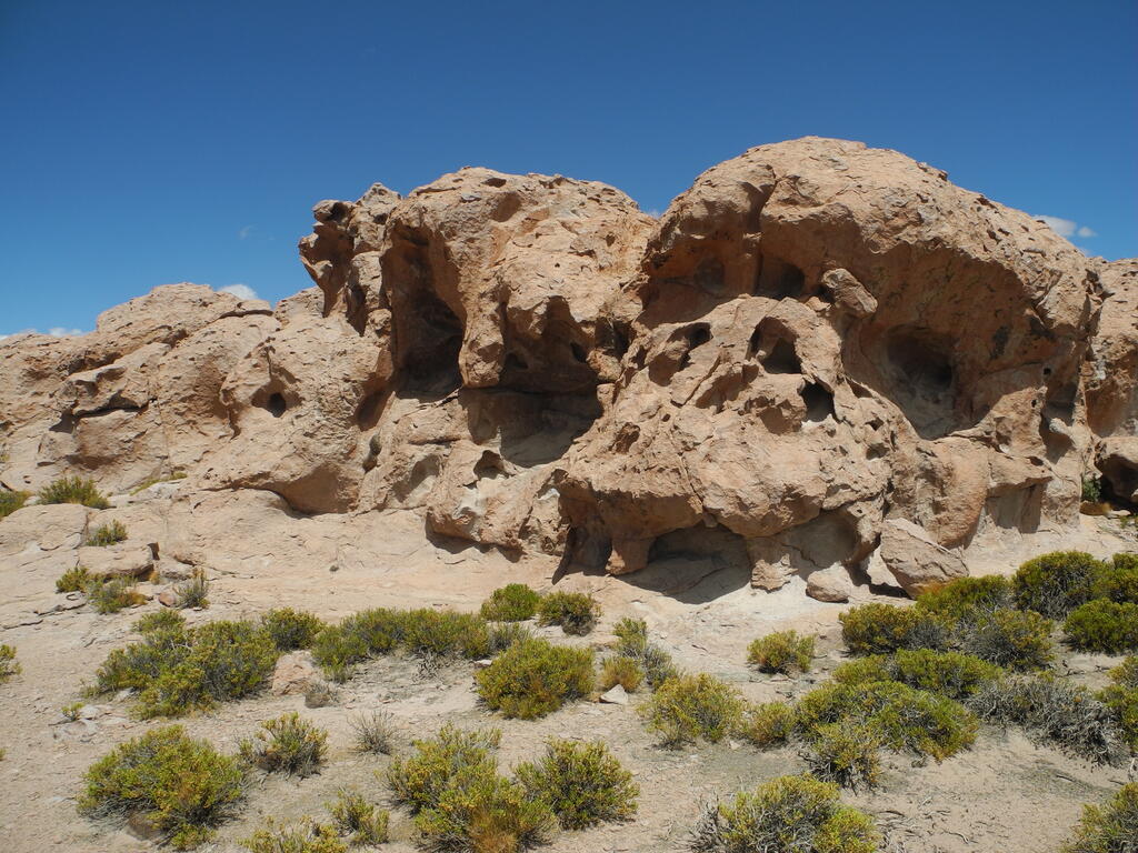 Gesteinsformationen neben der Straße