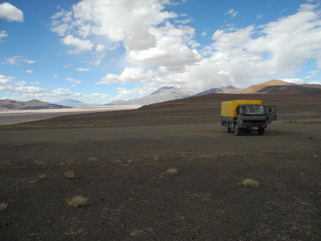 Camping am Salar de Carcote mit Vulkan Ollagüe im Hintergrund
