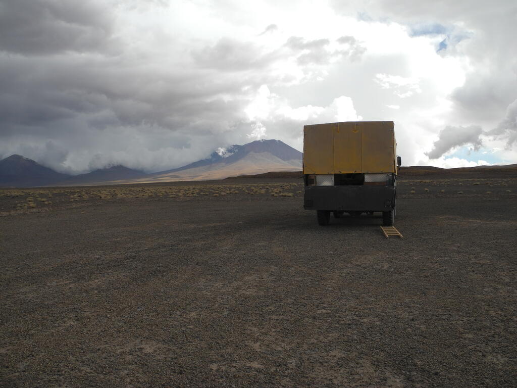 Die Vulkane auf der anderen Seite sind schon in den Wolken