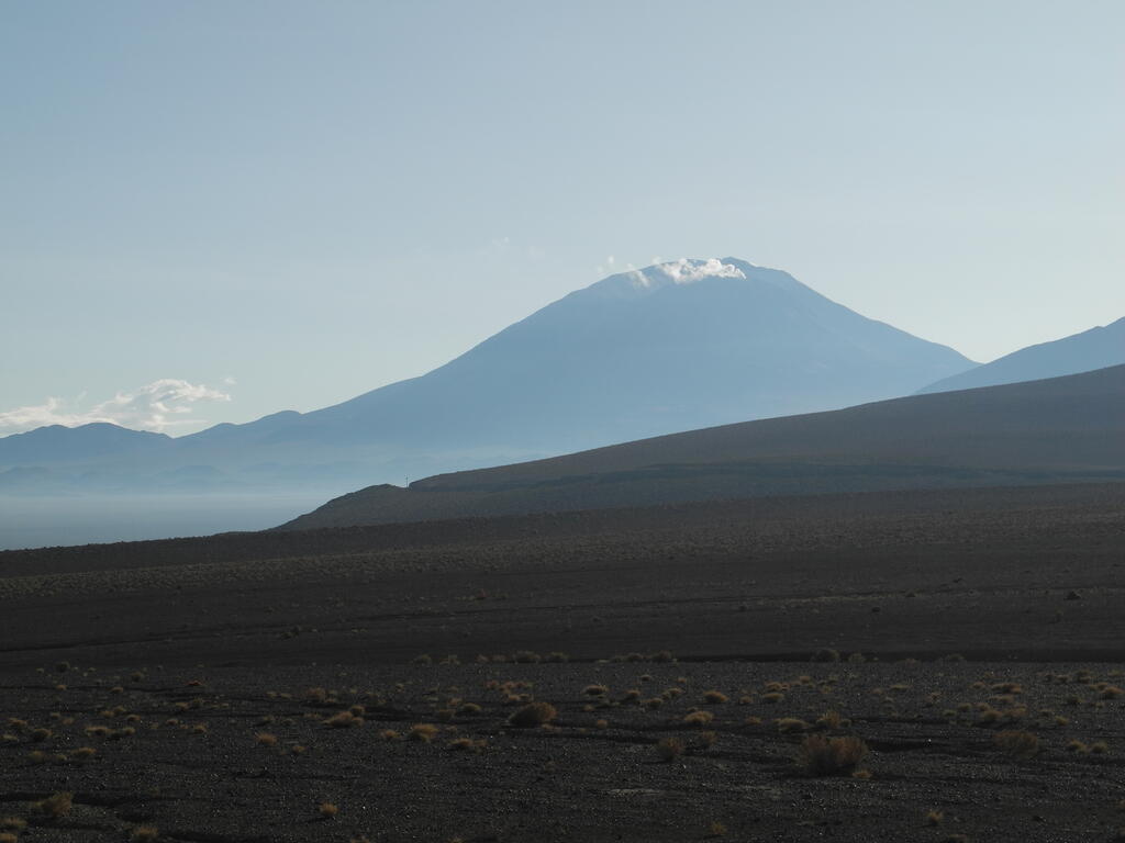 Der Vulkan Ollagüe dampft am Morgen