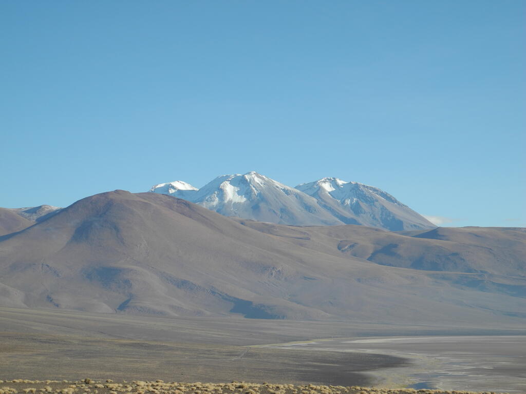 Der Vulkan Aucanquilcha am Morgen ohne Wolken
