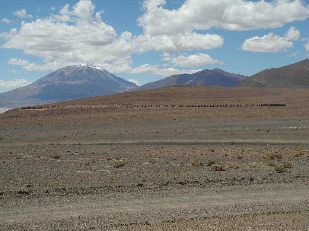 Zug der FCAB an der Station Carcote vor dem Vulkan Ollagüe