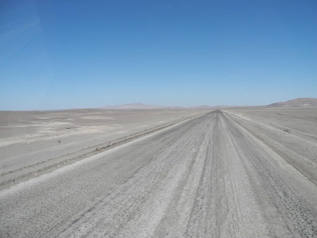 Die Straße B-385 in der Wüste