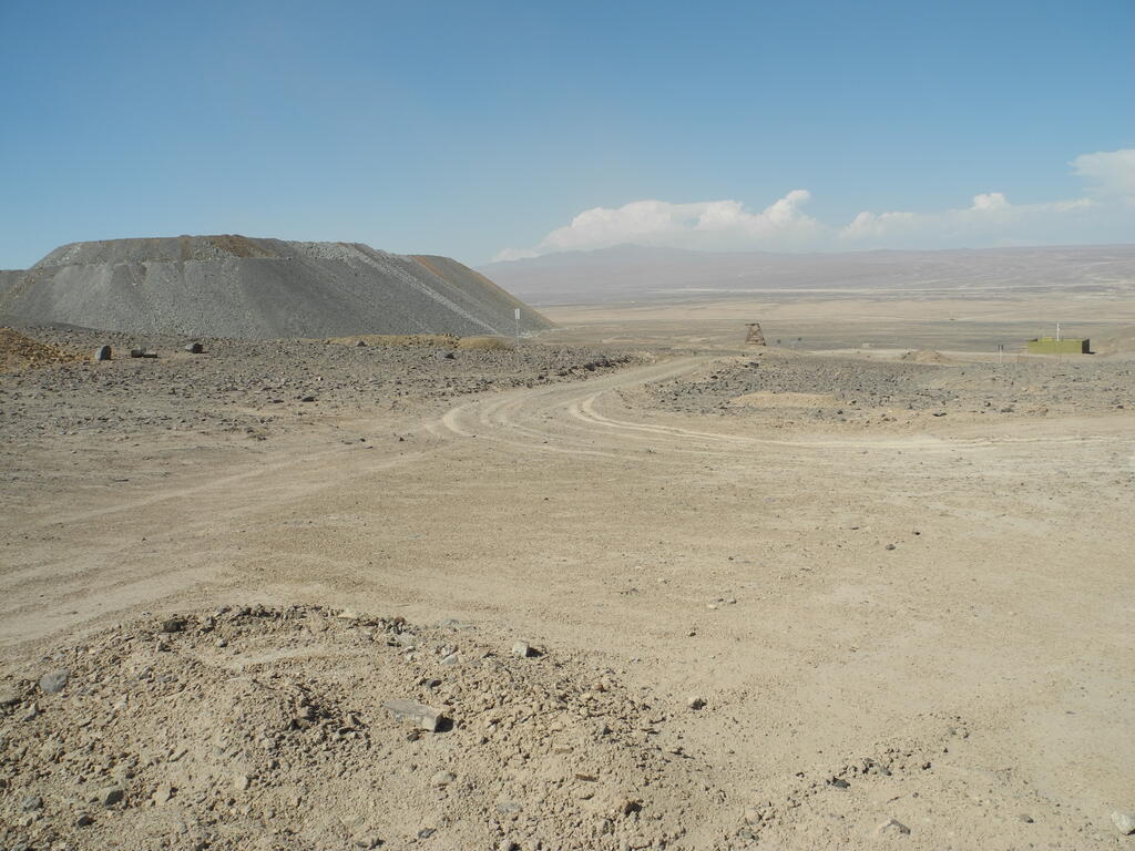 Schacht mit Förderturm der Mina San Francisco neben der großen modernen Halde
