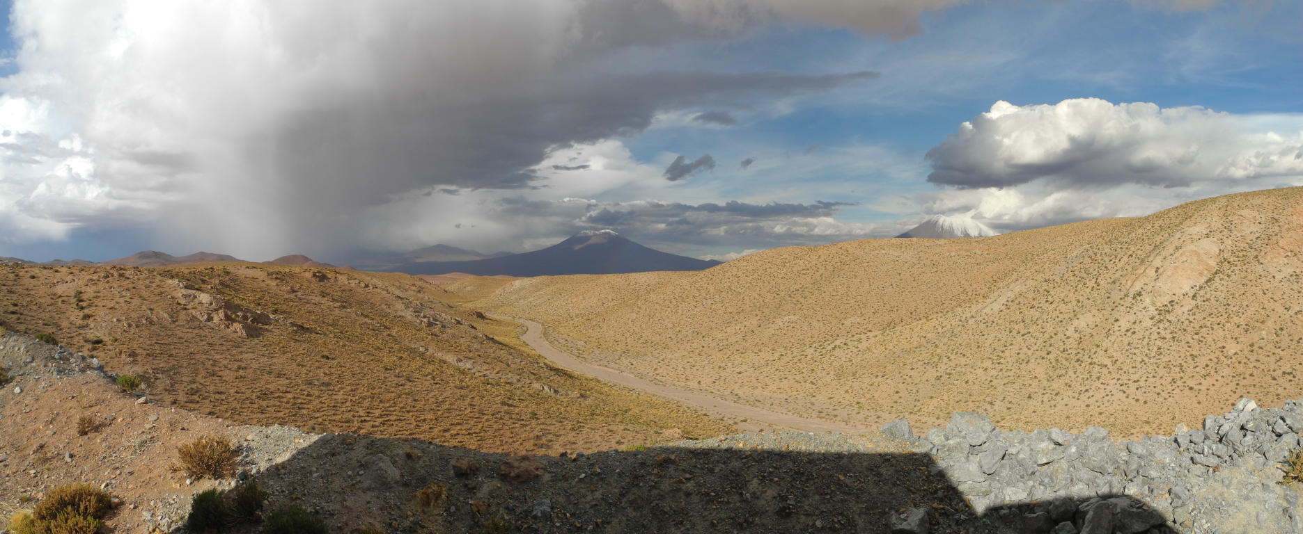 Panorama der Regenwolken über Cerro Chela und Volcán Palpana