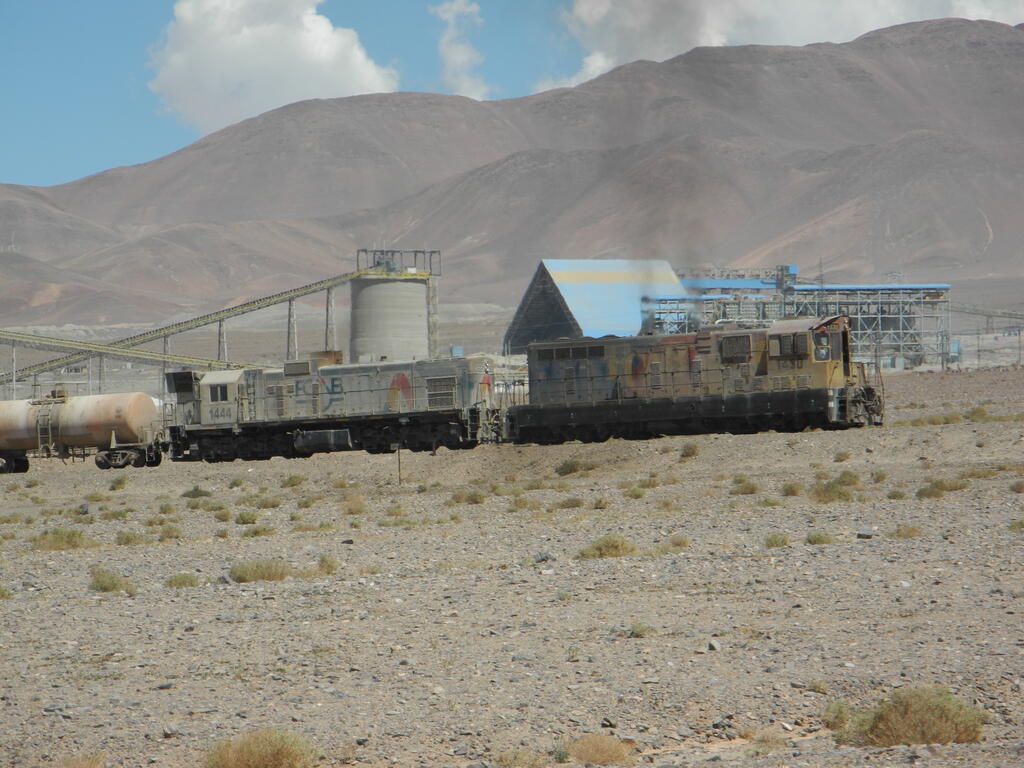 Die beiden Loks haben mit der Steigung ordentlich zu kämpfen