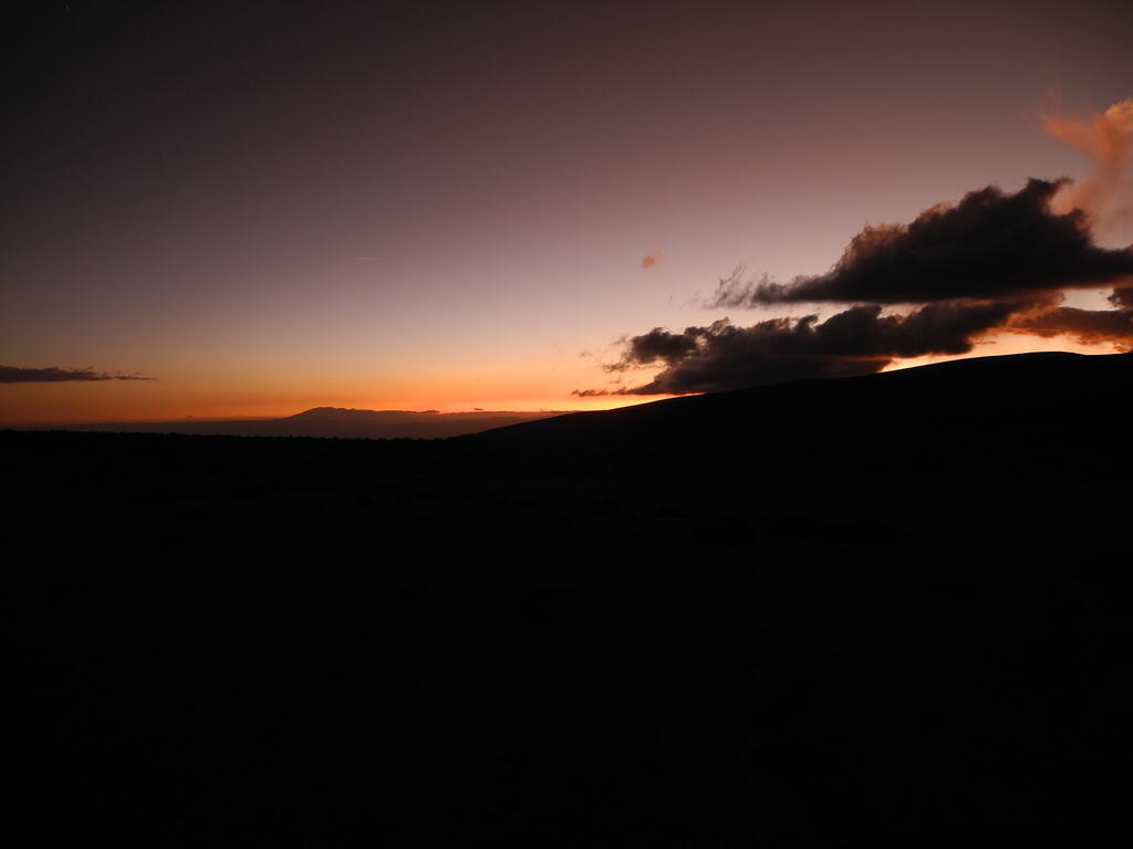 Sonnenuntergang neben einer Gewitterwolke