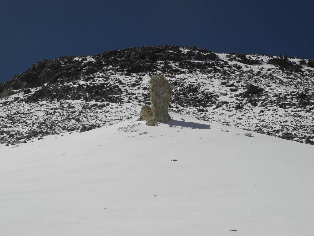 Rest einer früheren Schwefel-Fumarole