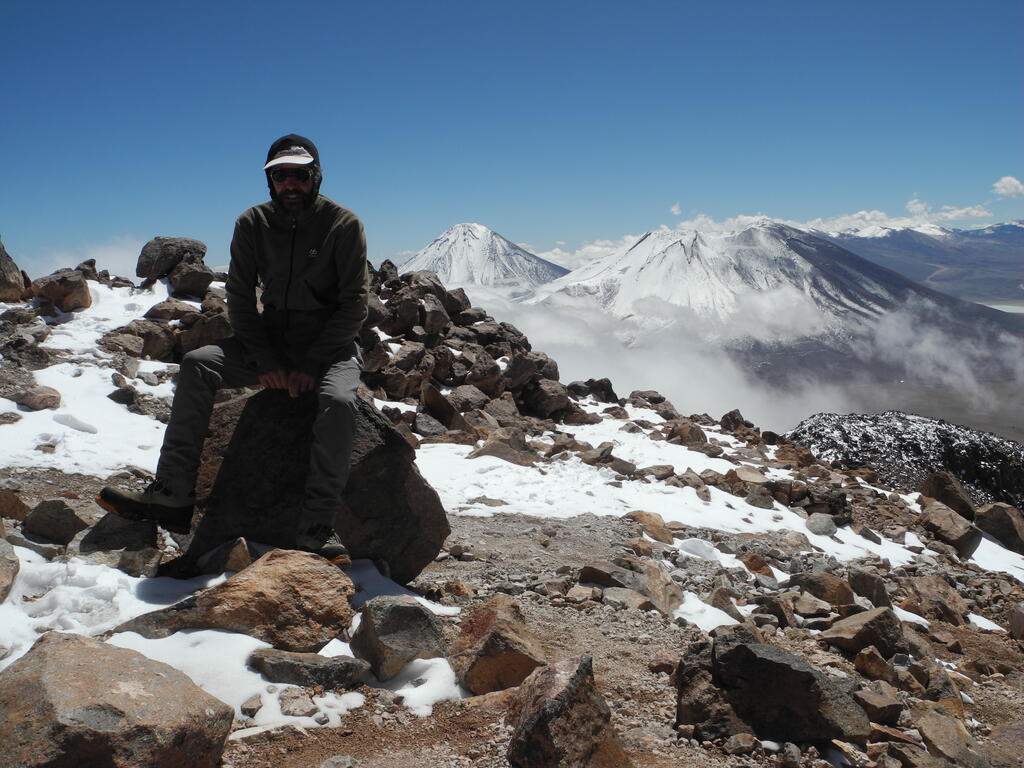 Meine Wenigkeit am Gipfel mit Licancabur im Hintergrund