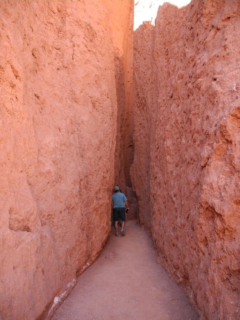 Schmale erodierte Schlucht in den Sedimenten