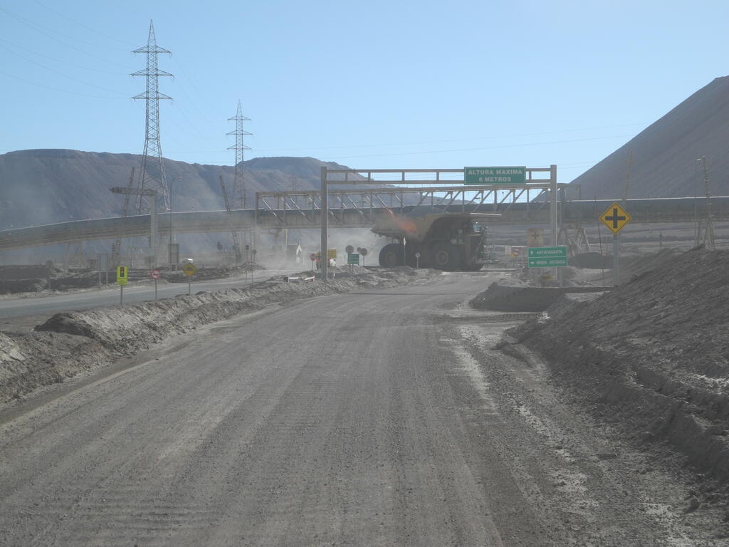 Gefährliche Kreuzung an der Mina Centinela, die Reifen sind so hoch wie mein LKW