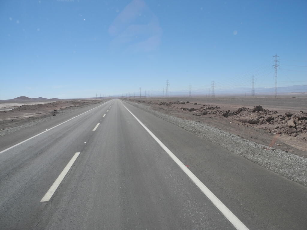 Die Wüste scheint ein guter Nährboden für Stromleitungsmasten zu sein...