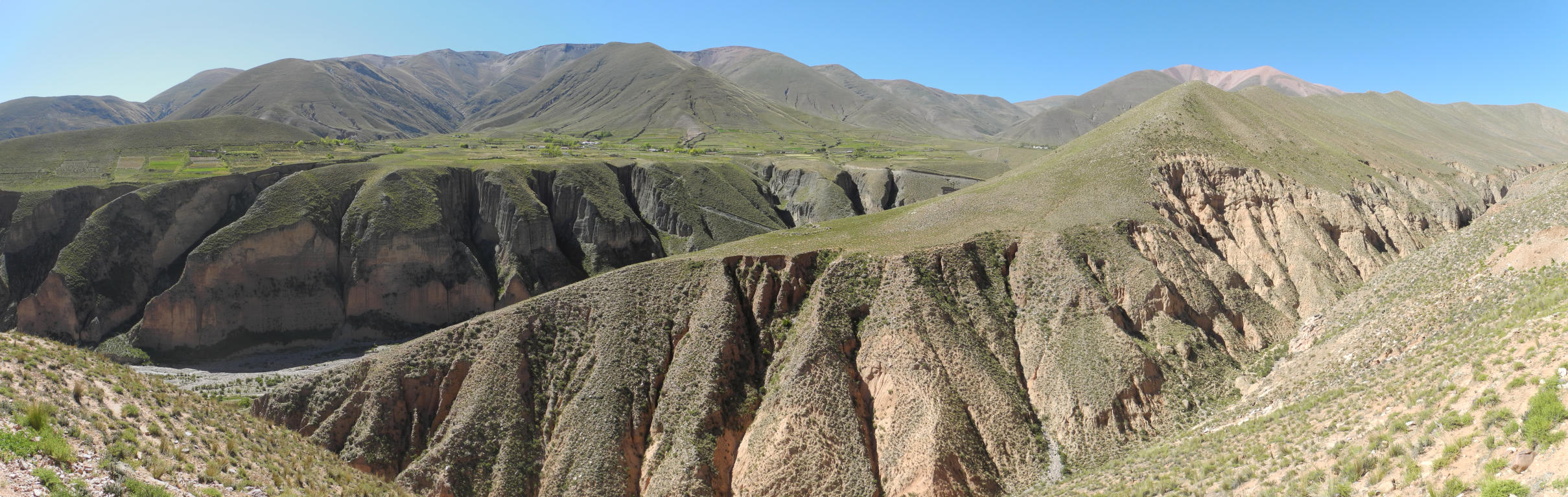 Panorama von einem Aussichtspunkt im Tal