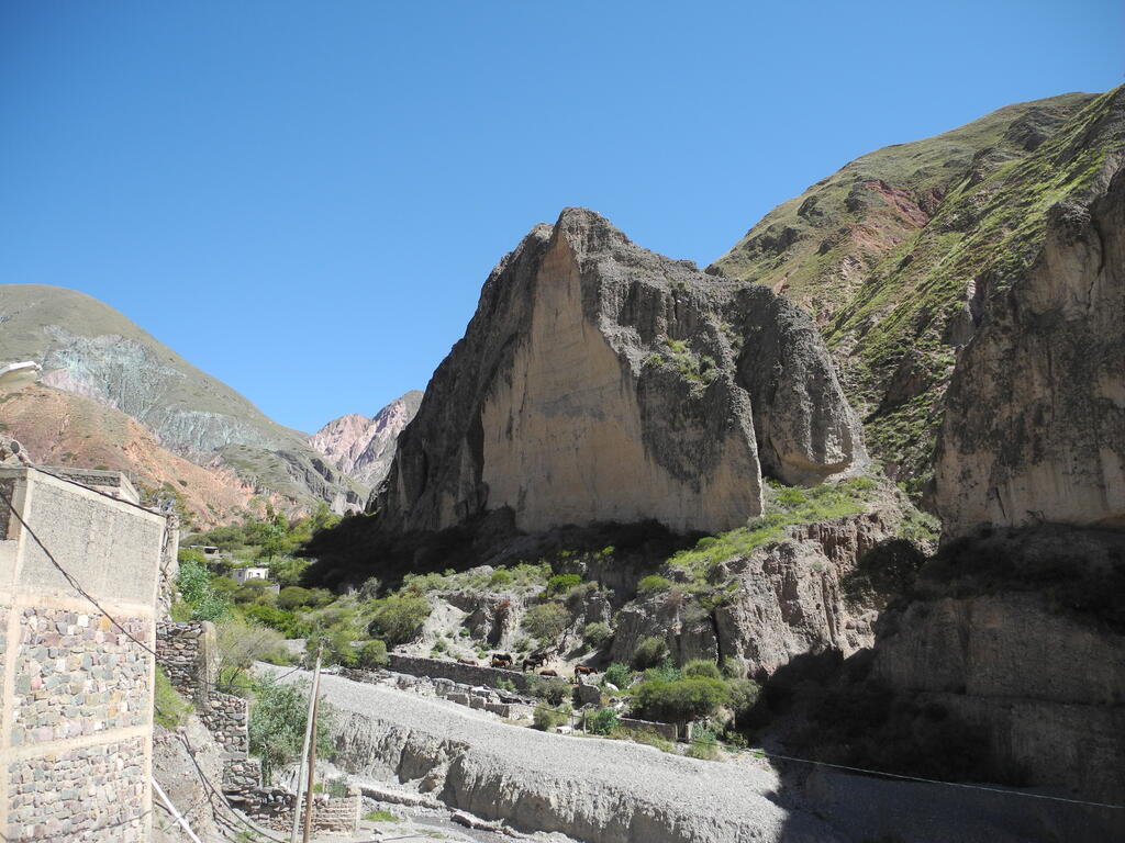 Steil erodierte aber instabil aussehende Wände neben dem Dorf