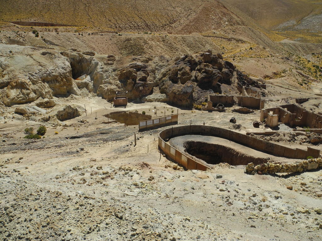 Unterer Teil des Grubengeländes mit offenen Löchern