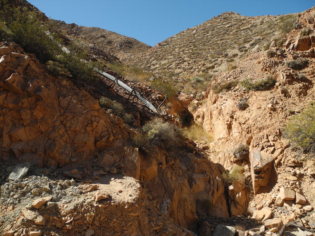 Reste der Gruben in einem Seitental