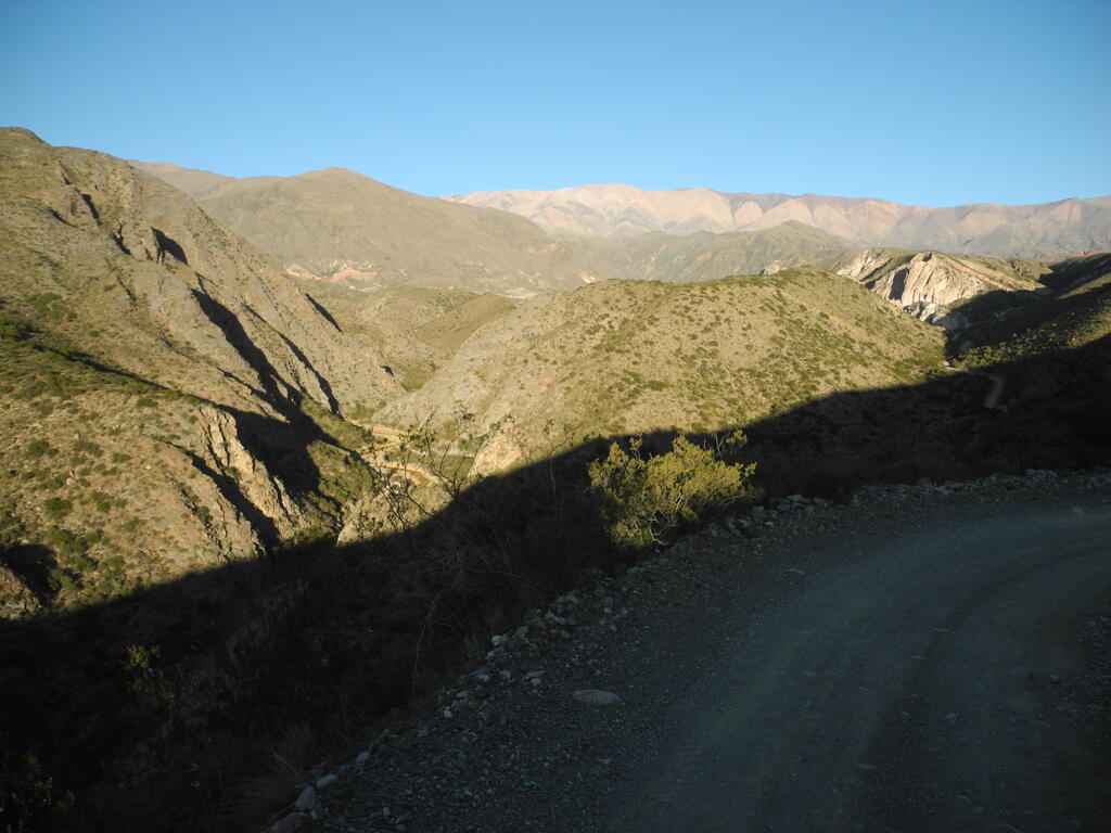 Blick mit der Morgensonne in die Berge