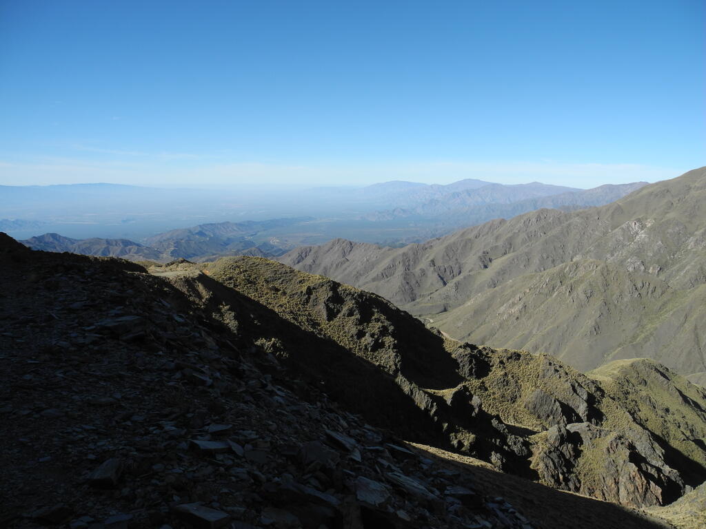 Blick von Ende des Fahrwegs in die Täler
