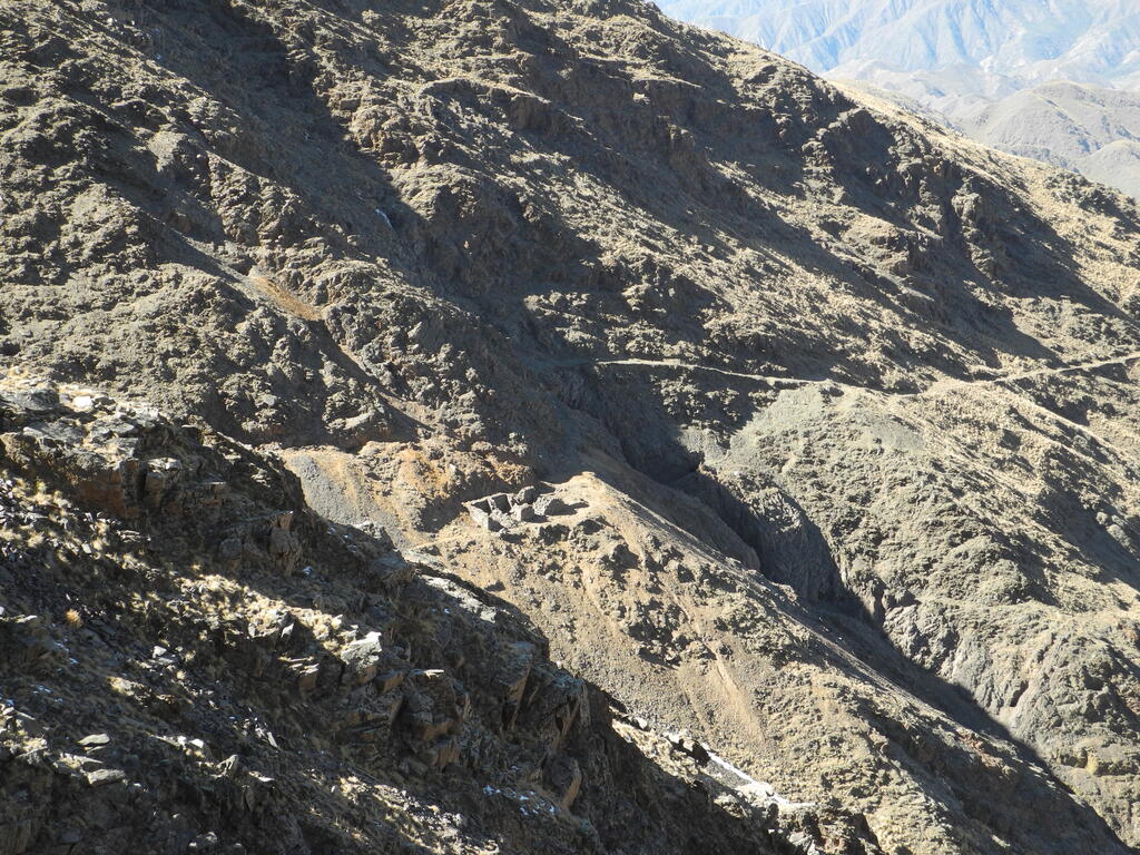 Blick zur Mina Rosario arriba und Teilen des Fußwegs