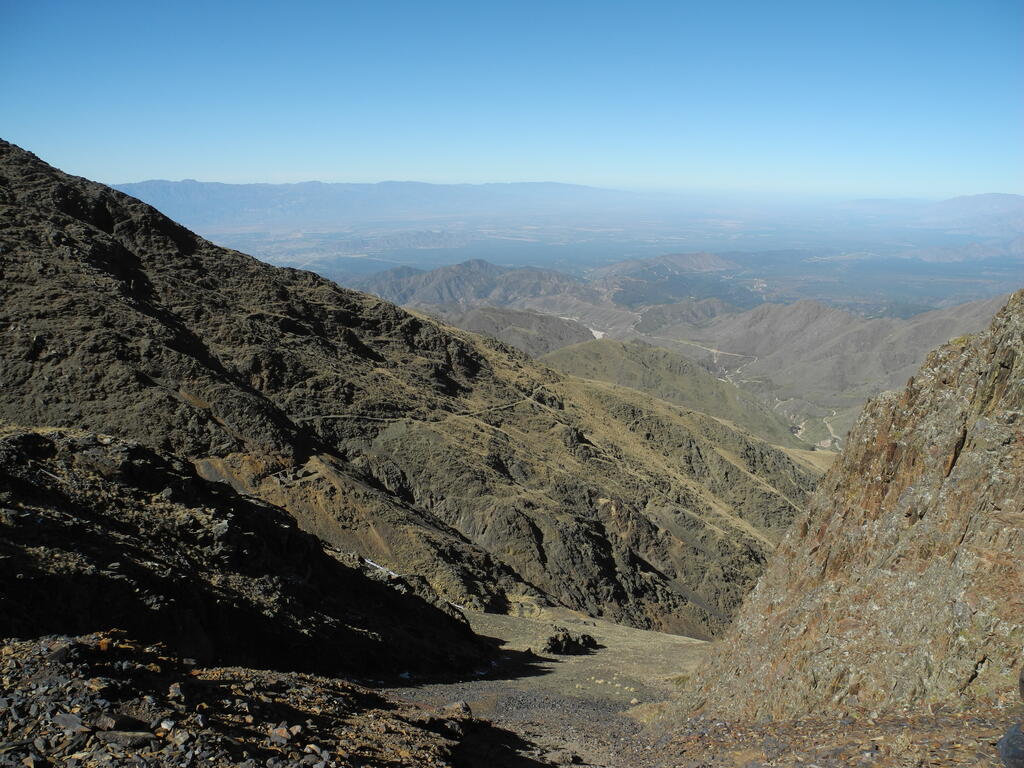 Aussicht in die Täler mit beiden Teilen der Mina Rosario